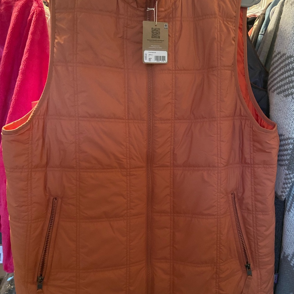 Pantagonia Lost Canyon Vest in Sienna Clay- XL. NWT